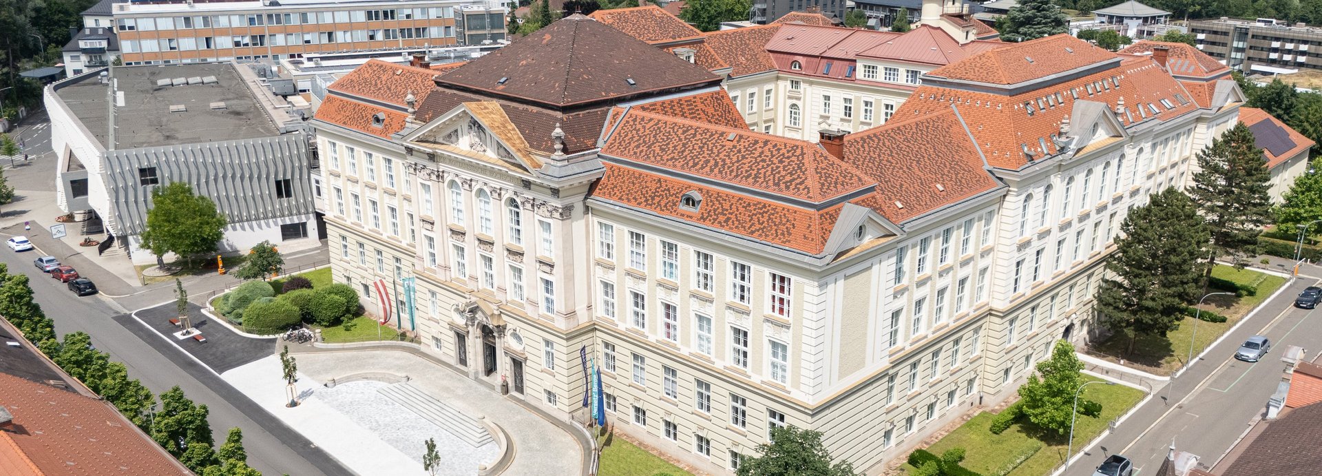 Das Hauptgebäude von oben.